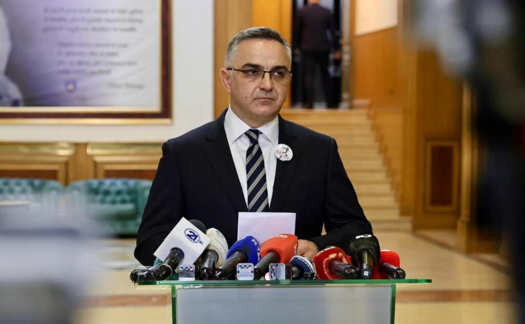 Jemi në rrezik të bllokadës”, paralajmëron Besnik Tahiri