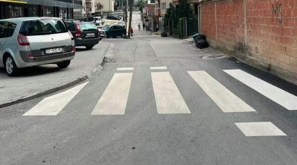 Deçan: Rrëzohet në zebër i bie alltia nga brezi, e arreston policia