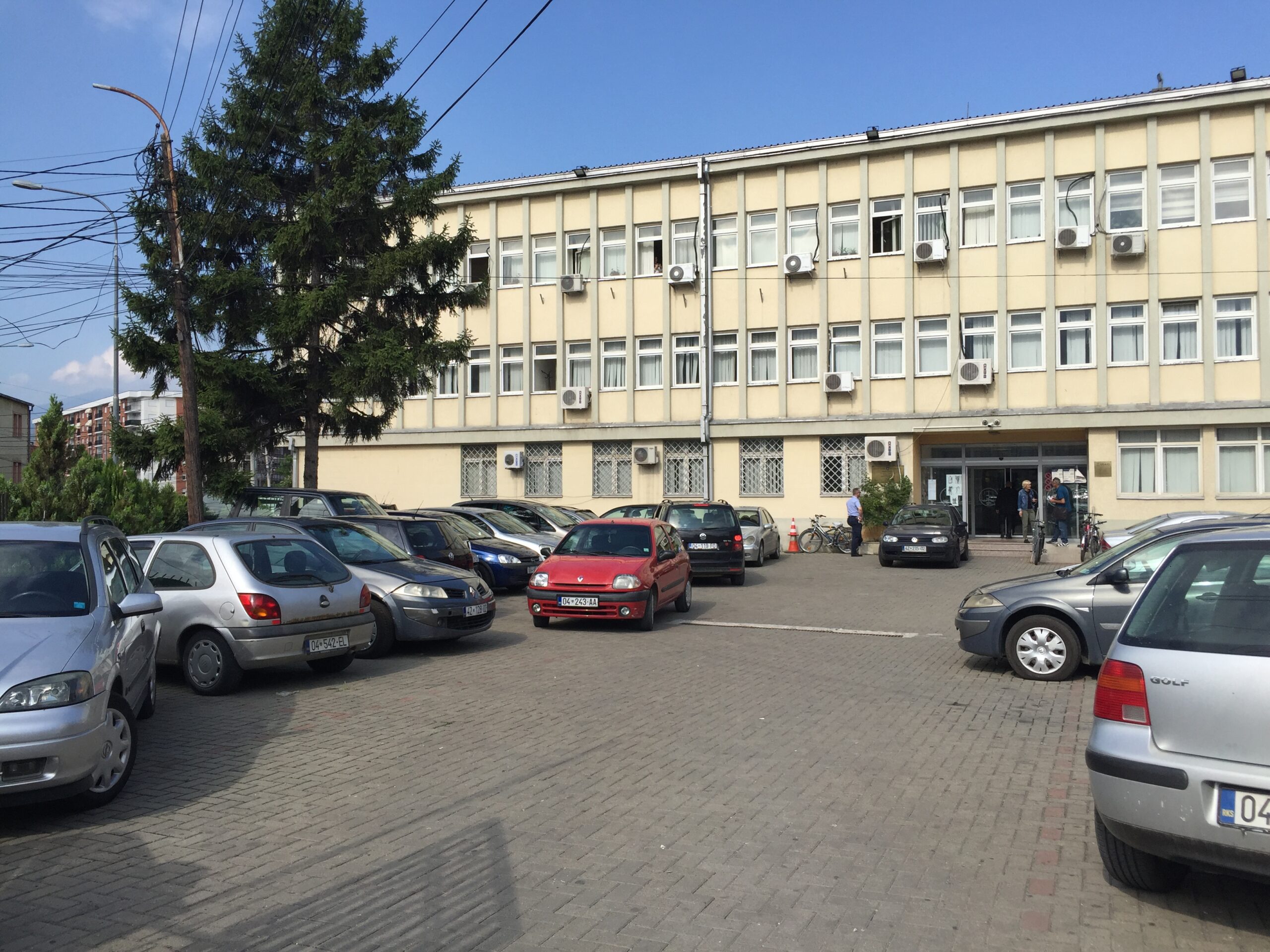 A u hodh mjeti shpërthyes në oborrin e shtëpisë së tij? Flet avokati nga Prizreni