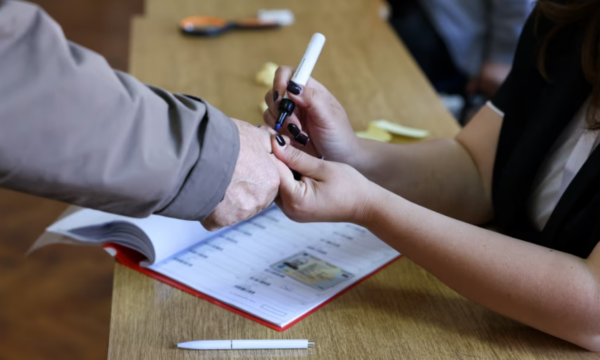 Supremja hedh poshtë ankesën e anëtares së KQZ-së për votimin me dokumente të skaduara