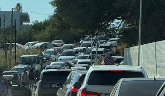 Rruga e plazhit të Dhërmiut zhytet në kaos, 1 orë e gjysmë në trafik