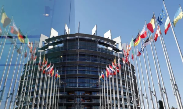 PE miraton raportin e progresit për Shqipërinë me 483 vota pro   Lajme  Gazeta Express 17/06/2026 14:05 Parlamenti Europian ka miratuar sot në 17 qershor raportin e progresit për Shqipërinë me 483 vota pro.  Ndërsa, raporti ka marrë po ashtu 103 vota kundër dhe 70 vota “abstenim”.  Raportuesi i Shqipërisë në Parlamentin Europian Andreas Schieder në fjalimin e tij të mbajtur në Parlamentin Europian tha se objektivi i Shqipërisë mbetet, që vendi të integrohet në BE brenda vitit 2030.  “Shqipëria ka si objektiv që të anëtarësohet në BE brenda vitit 2030. Gjithashtu, objektivi është që negociatat të mbyllen brenda vitit 2027.  Më shumë se 90 përqind e qytetarëve të Shqipërisë e duan anëtarësimin në Bashkimin Europian”, ka thënë Schieder. Ai ka shtuar se Shqipëria si një shtet kandidat ka ndjekur hapat e nevojshëm.  Kujtojmë se gjatë ditës së djeshme, në seancën plenare të Parlamentit Evropian ku janë diskutuar raportet e hartuara rreth shteteve ballkanike, raportuesi për vendin tonë Andreas Schieder vlerësoi progresin e vendit tonë në rrugën drejt anëtarësimit në Bashkimin Evropian.