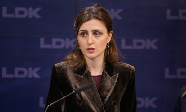 Ymeri: Kosova nuk duhet t’i nënshtrohet Albin Kurtit, i cili është kundër gazit amerikan