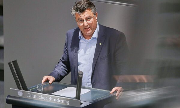 Vendimi për reduktim të trupave të KFOR-it, deputeti gjerman: Qetësia në shumë raste është mashtruese