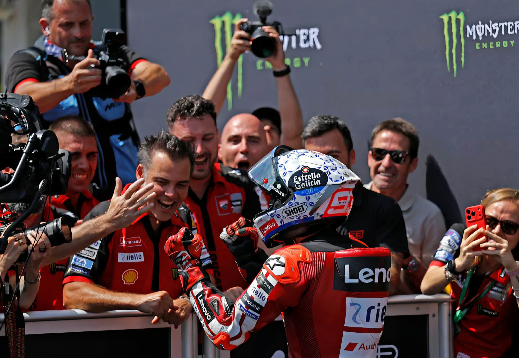 Marquez triumfon në Brno dhe rihap garën për titullin në MotoGP