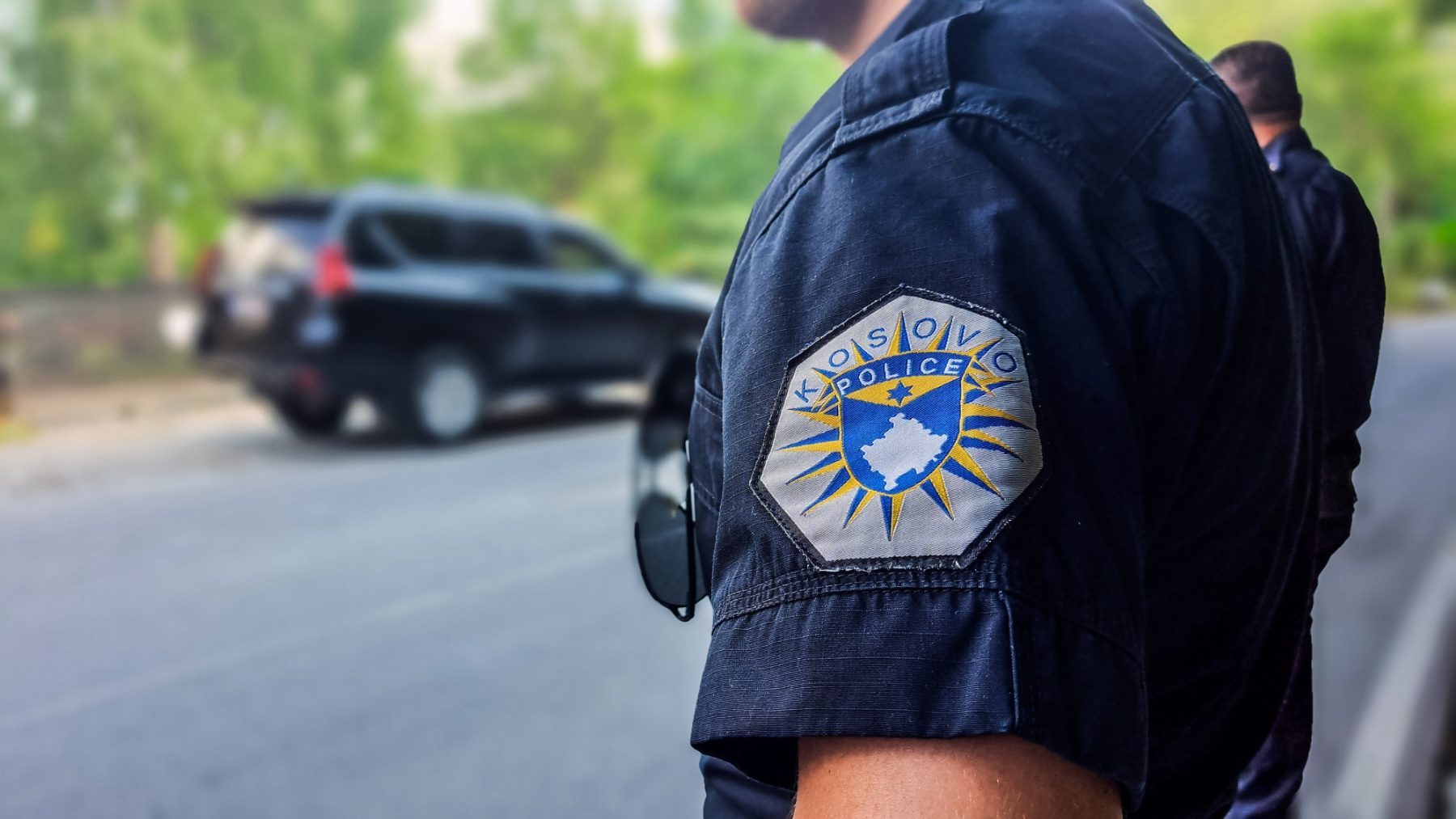 Kanos zyrtarin policor pas gjobës për përdorim të telefonit në vozitje, i dyshuari arrestohet