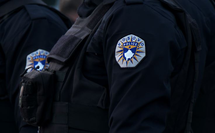 Skandaloze: Polici shqelmon të arrestuarin e prangosur në hyrje të Gjilanit