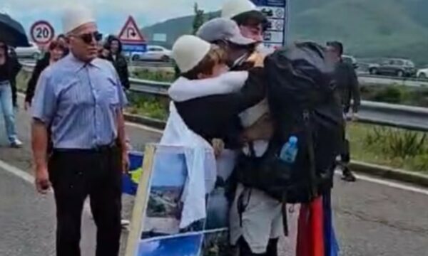 Ahmet Korqa përfundon udhëtimin 60 ditor në këmbë nga Zvicra në Kosovë