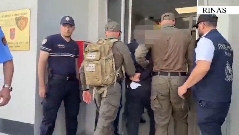 Gjashtë të kërkuar ndërkombëtarisht ekstradohen nga Dubai drejt Shqipërisë