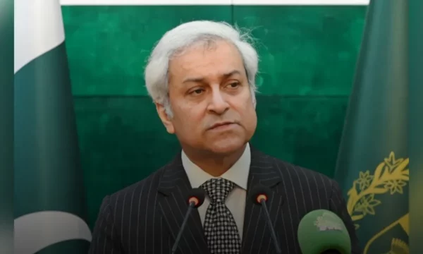 Pakistani, ndërmjetës kyç, u bën thirrje palëve ndërluftuese t’i “ndalin armiqësitë”