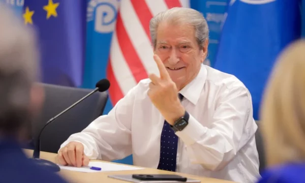 Sali Berisha flet për Zvernecin: Mbështesim investimin e huaj, Sazanin e kam ofruar unë dhe Nano