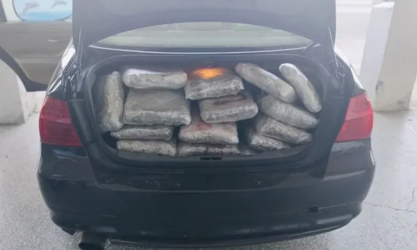 Kapen pranë kufirit greko-shqiptar 110 kg marijuanë të fshehura në bagazhin e makinës, arrestohet 43-vjeçari turk