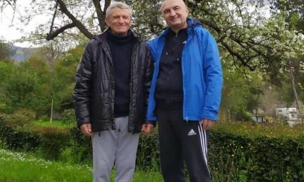 I jep sot lamtumirën e fundit babait: Ilir Meta lë qelinë e burgut, shoqërohet drejt Skraparit