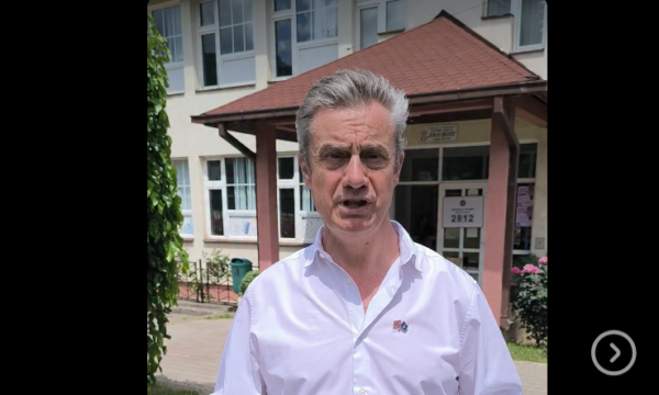 Ambasadori Hargreaves viziton qendrat e votimit në veri