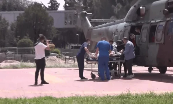 Momenti kur autori që vrau policin në Maliq mbërrin te Spitali i Traumës
