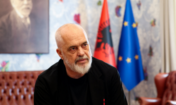 Edi Rama për “Bloomberg”: Shqipëria nuk tërhiqet nga përkrahja për projektet në Zvërnec e Sazan