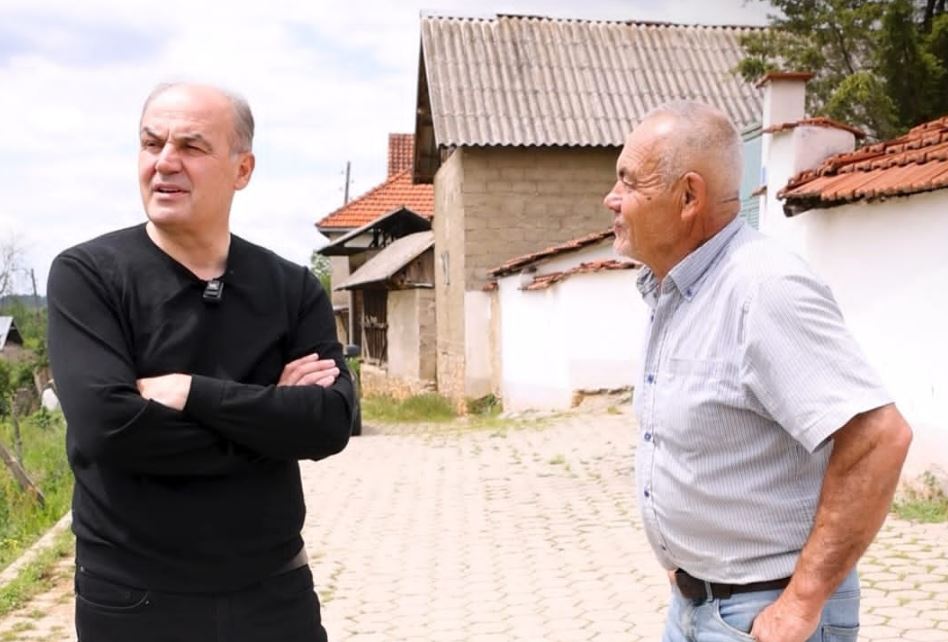 Enver Hoxhaj: Me paratë që Kurti po shpërndanë për propagandë, do të mund të ndërtoheshin 5 diga për Kosovën – këtë do ta bëjë PDK