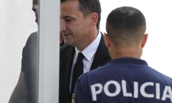 Erion Veliaj arrin në gjyq, mbante në duar një libër