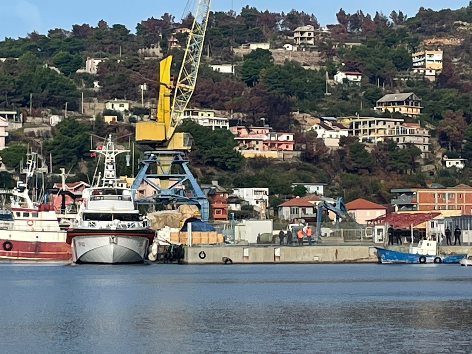 E rëndë në Shëngjin, katër të rinj i marrin dallgët e forta! Dyshohet për viktima