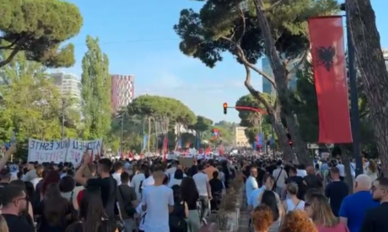 “Rama në burg”, dita e tretë e protestës në Tiranë në mbrojtje të Zvërnecit – pjesëmarrje masive edhe sot