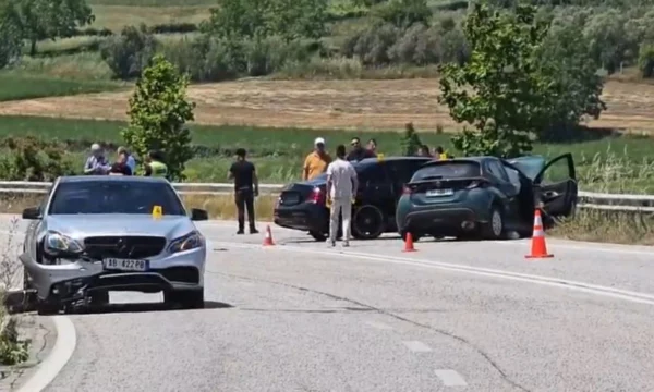 Aksident mes pesë automjeteve në rrugën Levan-Tepelenë, mes të lënduarve edhe dy turistë gjermanë