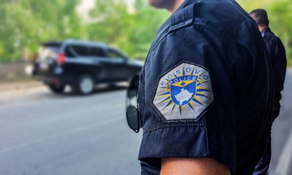 Gara me vetura në zonë të banuar në Pejë, shoferët gjobiten me nga 500 euro