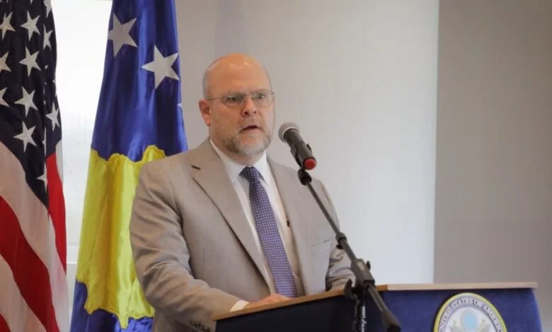 Hovenier kritikon Vetëvendosjen: Në vazhdimësi u është përgjigjur ngadalë kërkesave amerikane