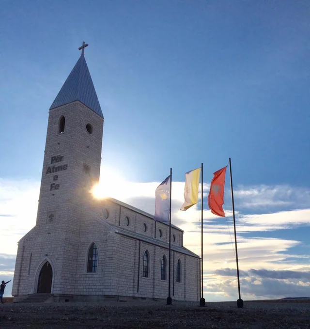 Nënshkruhet marrëveshja për ndërtimin e Kishës, Qendrës Pastorale dhe varrezave në Vushtrri