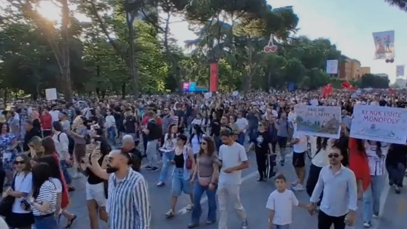 Dita e dytë e protestës në Tiranë për Zvërnecin, mijëra qytetarë nisin marshimin drejt Kryeministrisë