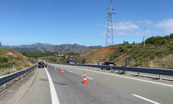 Vdes kosovari që u godit në Rrugën e Kombit, shoferja e dyshuar nga Kosova shoqërohet në polici