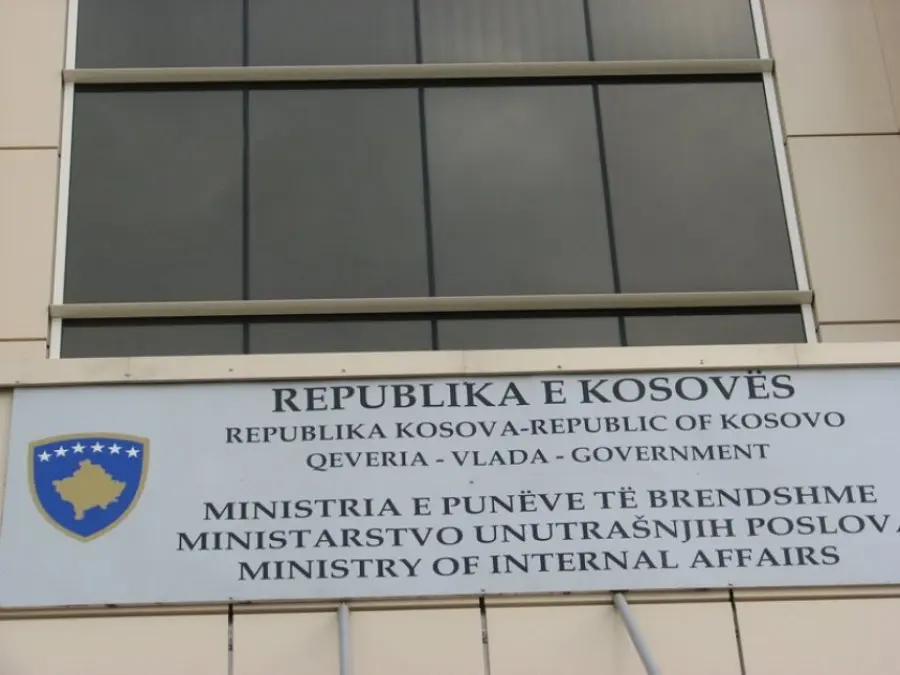 Ministria e Punëve të Brendshme “nënë për punëtorët serbë, e njerkë për policët shqiptarë”