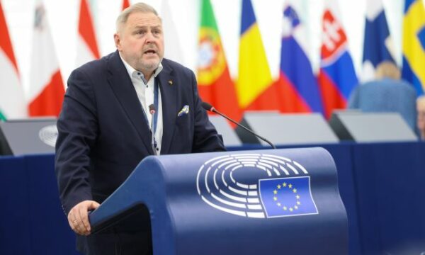 Raportuesi për Kosovën në PE thirrje partive: Gjeni një emër të përbashkët dhe nxirreni vendin nga kriza, duhet qeveri funksionale