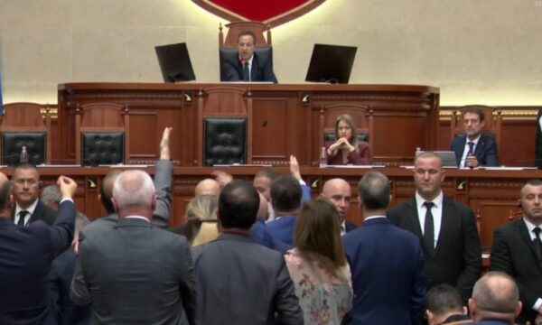 Opozita bllokon foltoren, ndërpritet dy herë seanca pas tensioneve në Kuvendin e Shqipërisë