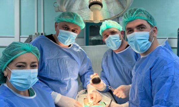 Operacion i rrallë në Spitalin e Mitrovicës, 54-vjeçarit i hiqen tre gurë të mëdhenj nga sistemi urinar