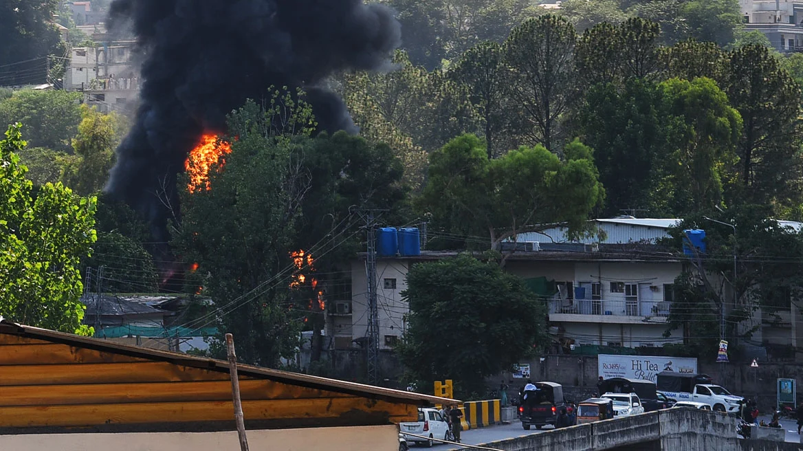 Rrëzohet helikopteri ushtarak në Pakistan, s’ka të mbijetuar