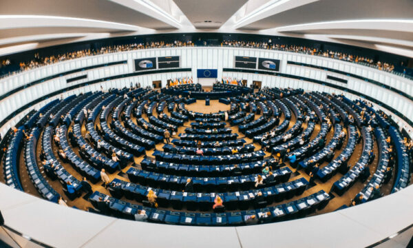 Kosova merr mbështetje nga Brukseli dhe Uashingtoni, por përballet me sfida politike