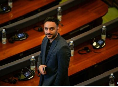 Paris Guri “godet” disa nga bashkëpartiakët e tij: Shiheshin veç nëpër qoshe…