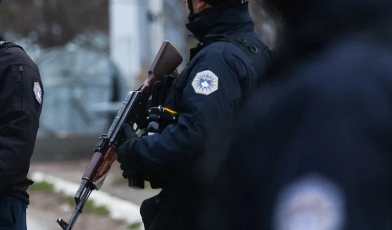 Refuzoi urdhrin e Policisë dhe sulmoi zyrtarin policor në Klinë, arrestohet 38-vjeçari
