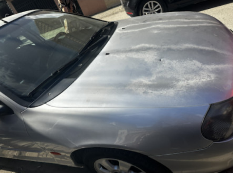 Plumbi qorr dëmton një veturë që ishte e parkuar pranë një lokali, flasin Policia e pronari