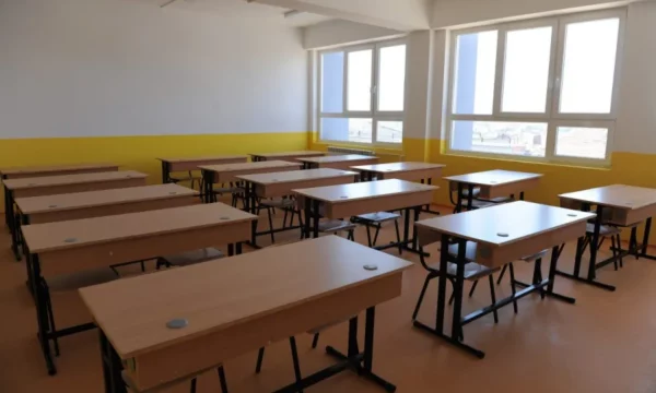 Punëtorët teknikë të shkollave fillore në Prishtinë rikthehen në grevë nga 22 qershori