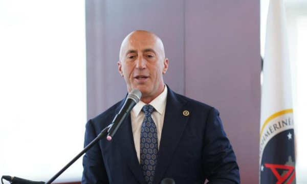 Haradinaj në mbështetje të protestës së studentëve në Prishtinë: Kundër çdo cenimi të gjuhës shqipe në Maqedoninë e Veriut