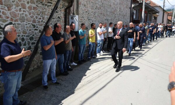 Haradinaj në Gjakovë dhe Junik, ngushëllon familjet Salihu dhe Shehu