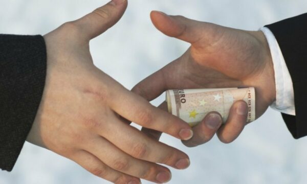 Ryshfet për vota, arrestohet i dyshuari në Graçanicë – konfiskohen materiale për votim dhe katër telefona mobil