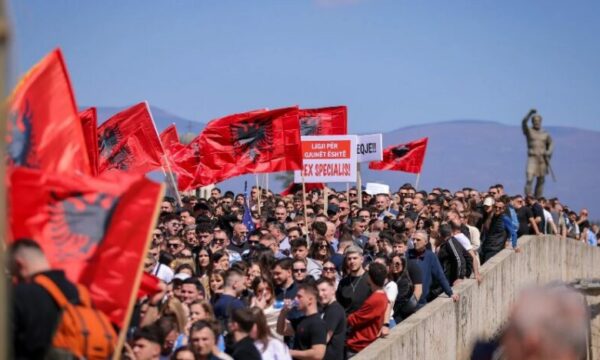 “Gjuha shqipe nuk është privilegj”, studentët e Kosovës protestojnë në Prishtinë për të drejtat gjuhësore në RMV