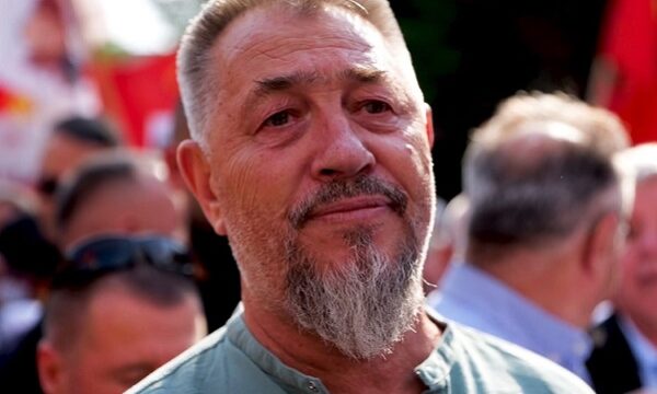 ‘‘S’kam mëndu kurrë që kam me varrosë Sahit Jasharin’’, Sami Lushtaku përlotet derisa flet për vdekjen e shokut të luftës