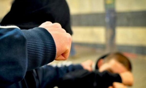 Përleshje mes tre personave në Suharekë, dy arrestohen, njëri lirohet – Policia jep detaje