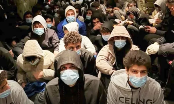 300 migrantë që shkonin në Mbretërinë e Bashkuar rrëmbehen dhe kërcënohen me heqje të veshkave