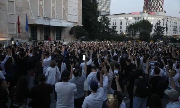 NY Times raporton për protestat në mbrojtje të Zvërnecit: Po shtohen kundër projektit të lidhur me dhëndrin e Trump