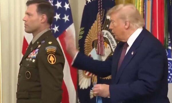 Moment i sikletshëm në Shtëpinë e Bardhë: Trump has vështirësi teksa dekoron heroin e luftës