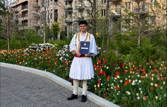 Shqiptari nga Kosova diplomon në Inxhinieri Hapësinore në Suedi me veshje kombëtare